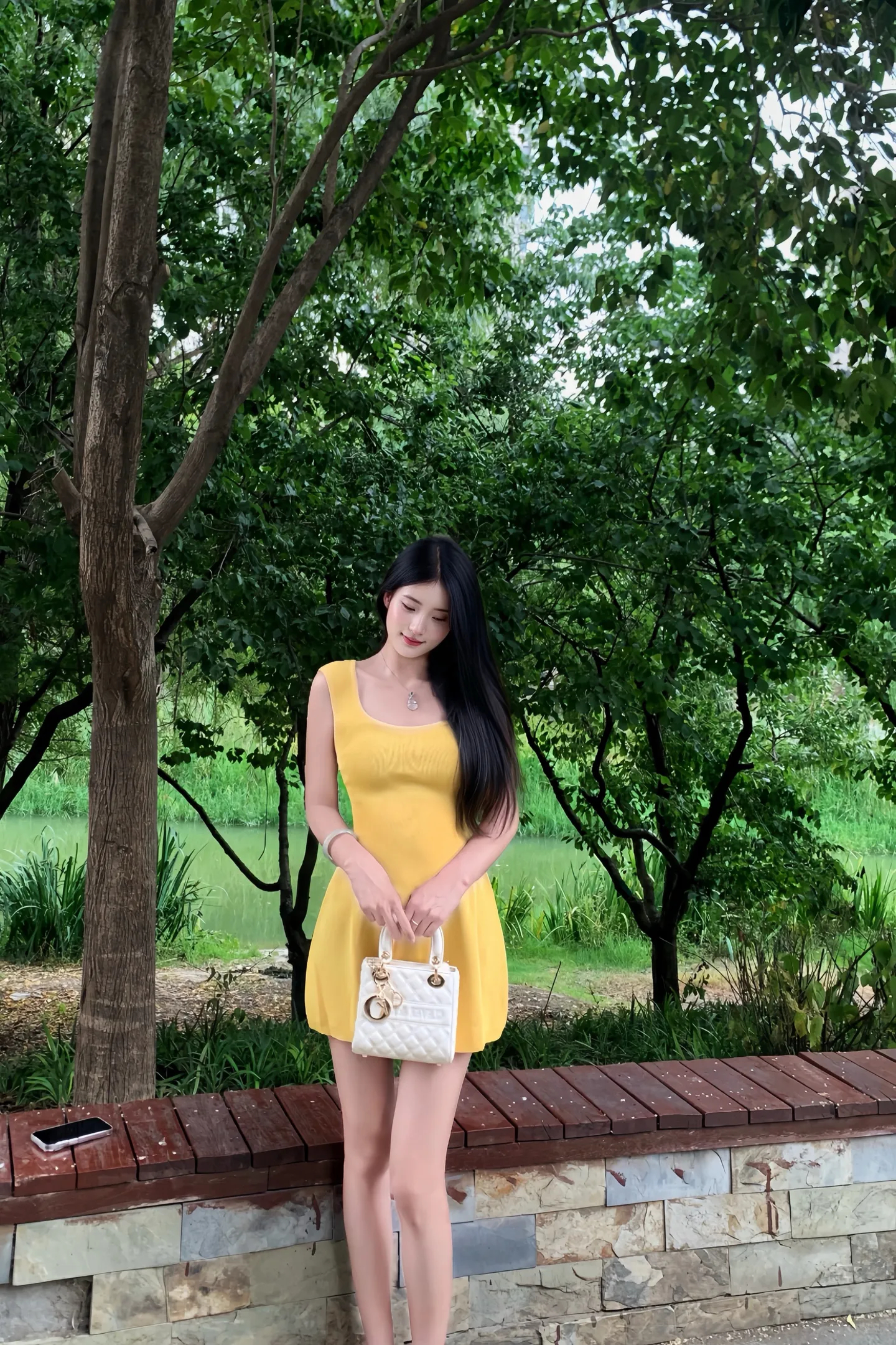 风拂过湖面，也吹动了裙摆，把温柔和元气都留在了这里。 