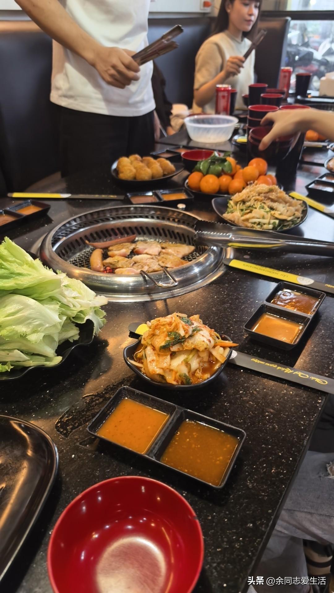 周日我们越南厂子车间是17点下班，刚好白夜班对调，是部门聚餐的好时机，于是便决定