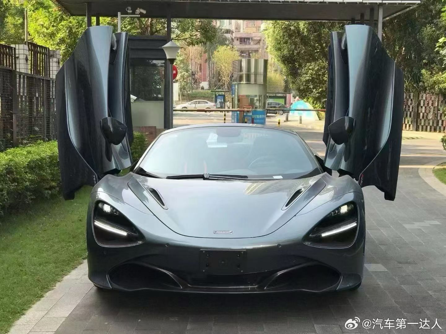 人生不必总追全新，真正的智者，懂在巅峰处邂逅经典。这台20年720S P版敞篷，