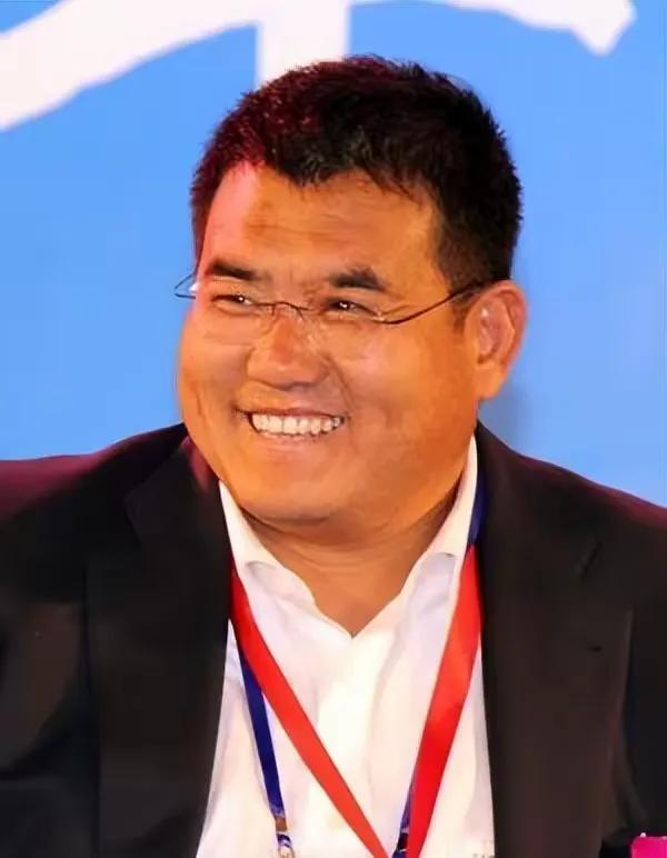 在汶川地震时，一名百亿富豪直接捐款3000万元，然而在救灾晚会上他临时变卦，偷偷