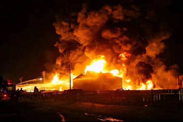 突发！伊朗阿巴斯港大规模爆炸，美军不宣而战突袭伊朗导弹阵地和港口

就在美国和伊