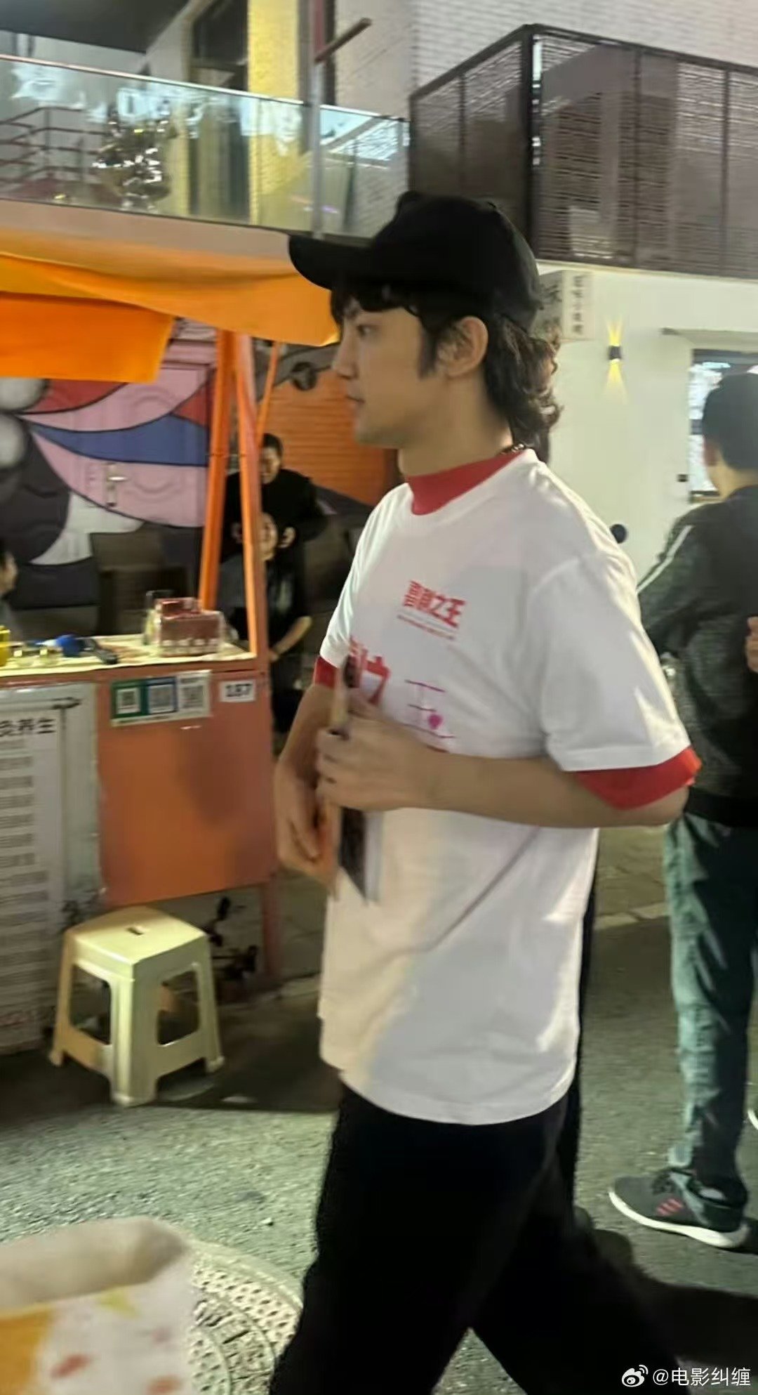 蒋龙宣传喜剧之王蒋龙发传单宣传喜剧之王  蒋龙发传单宣传喜剧之王 ​​​