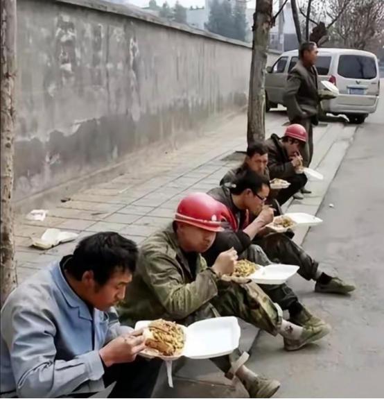一个社会学家说：“只要你失业之后往下沉，去做摆摊、送外卖、跑网约车这种低门槛的活
