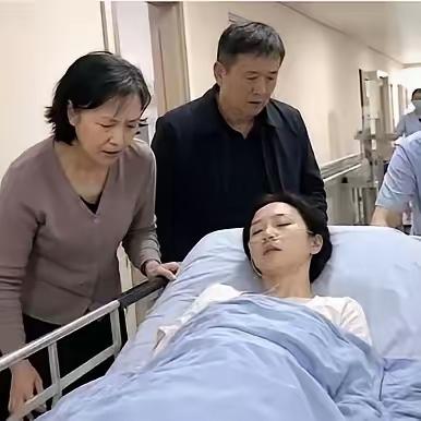24岁女子病逝，未婚夫倾尽积蓄垫付30万医药费，最后的红布袋看哭无数人
 
世间