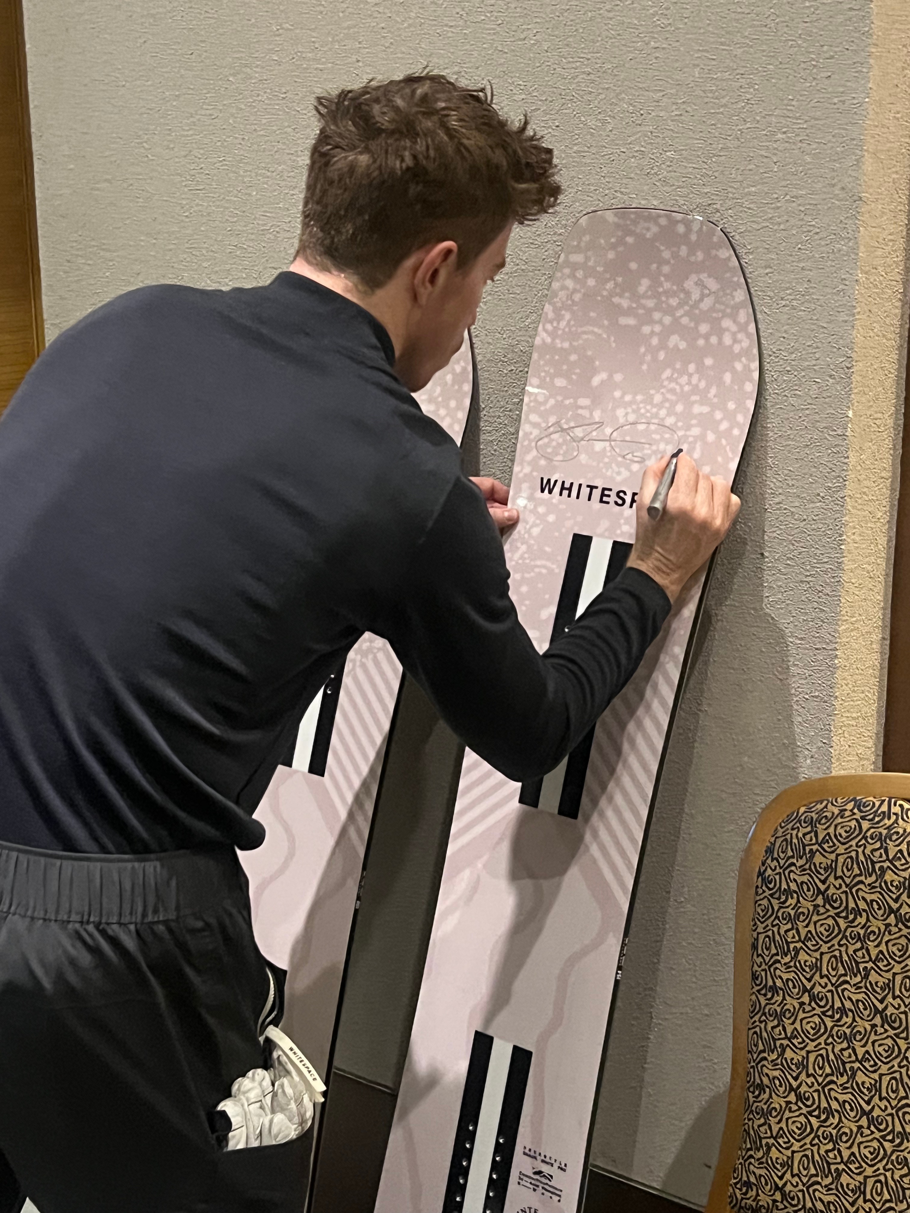 太开心了!单板之神肖恩怀特亲笔签名雪板get!回去就给它贴上最好的隐形车衣滑雪