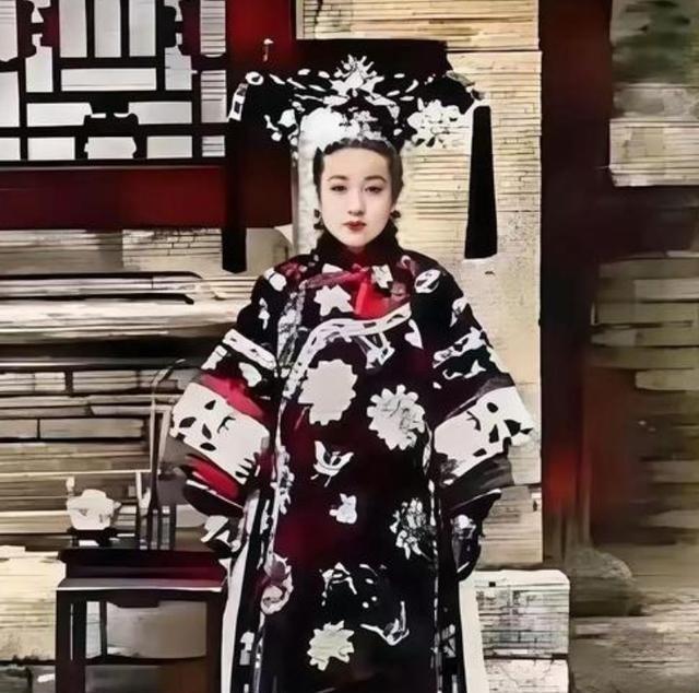 珍妃被投井一点不冤，她当时的行为能在宫中存活11年，已是奇迹！
在清朝，后妃干政