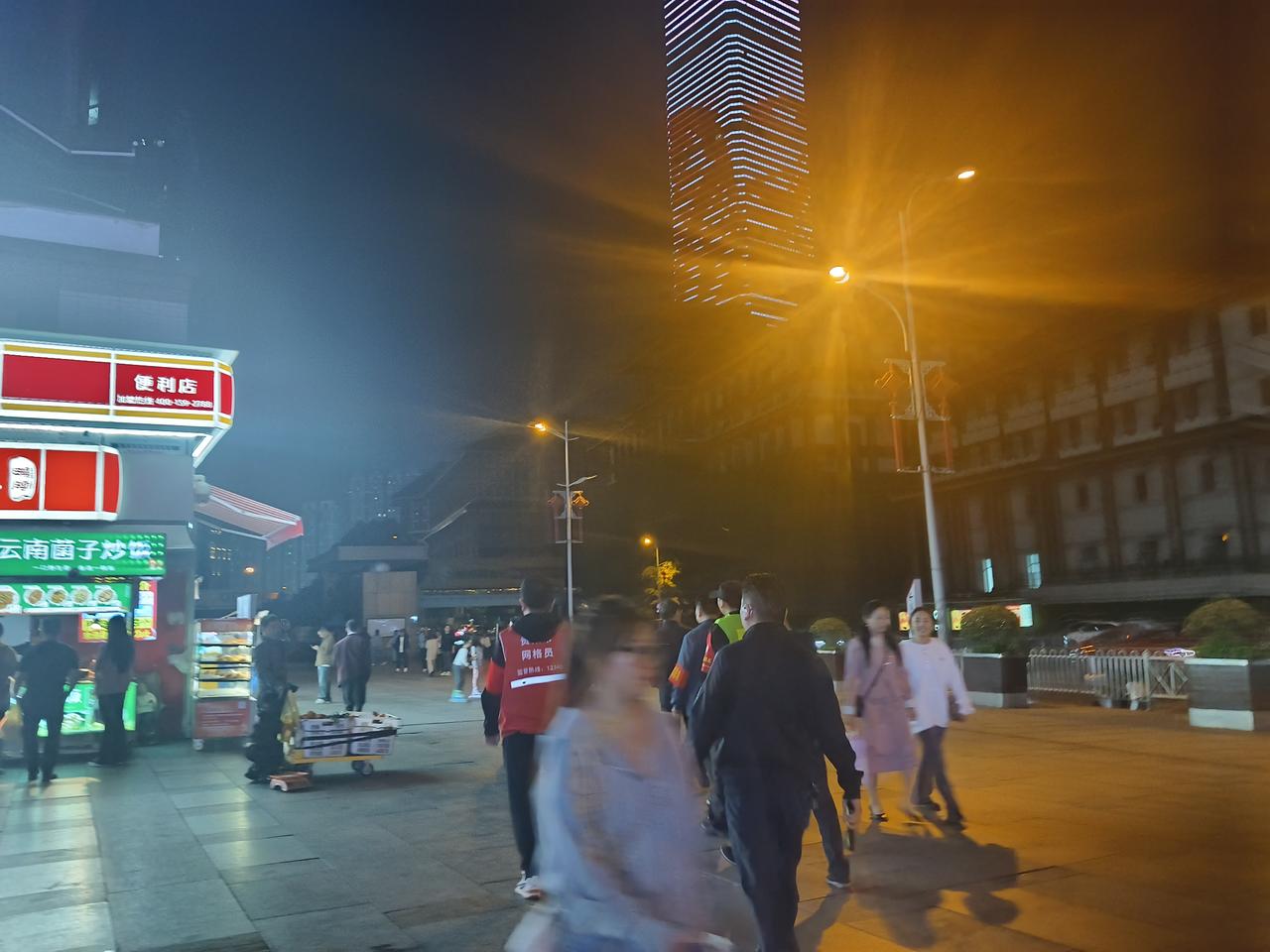 基辅大楼塌了
      基辅大楼被炸，这一事件令人痛心。5月14号凌晨，俄罗斯