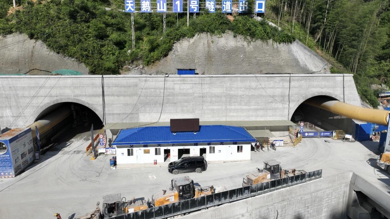 隧洞掘进破千米！桂郴高速啃下湘南山区高速建设关键硬骨头
 
湘南山区高速建设再迎