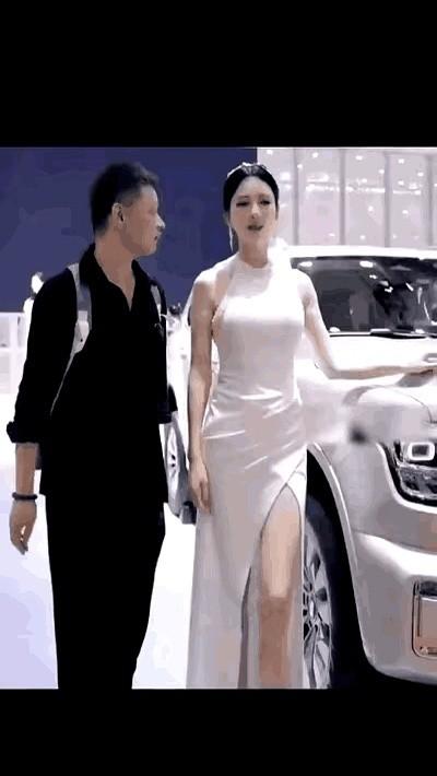 大庭广众之下被漂亮姑娘一把推开指着鼻子骂“滚”，这得有多社死？
我今天算是开了眼