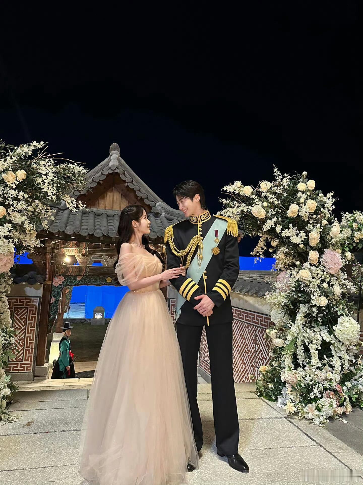 真是很多年不看韩剧了但最近的21世纪大君夫人真的推荐该说不说我们IU真的是全能型