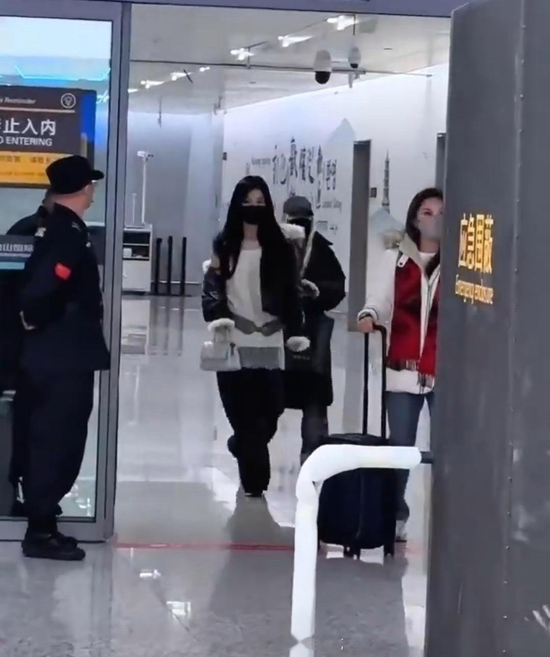 虞书欣这衣服穿的个性啊，机场大冬天露着半拉肩膀。一开始我还以为是故意这么设计的，