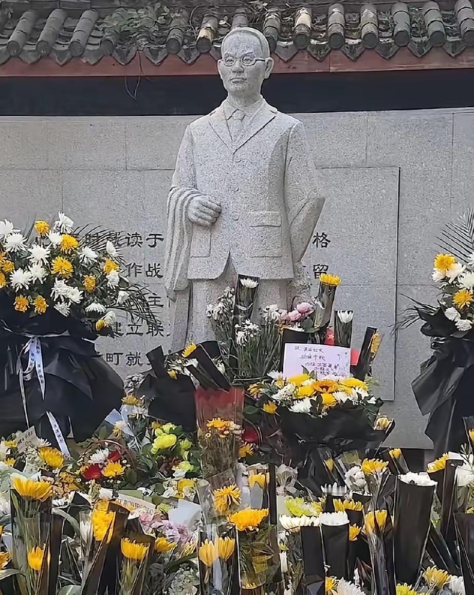 吴石将军的墓前，
来了一位陌生的中年男人！
一盒中华烟，一瓶茅台，一束鲜花，外加