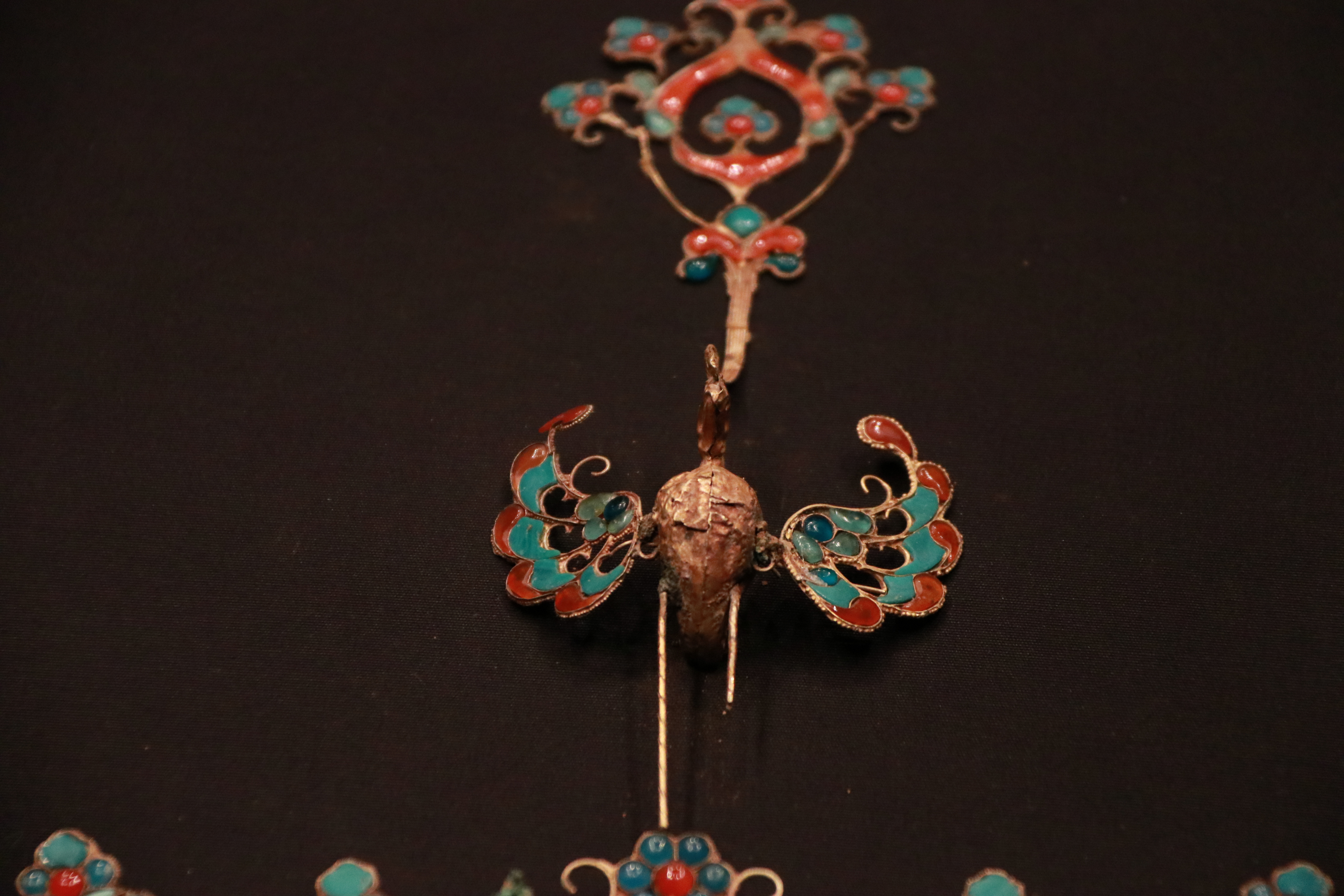 凤鸟鸳鸯衔花枝形冠饰 唐香港故宫文化博物馆藏此组冠饰由凤形饰和三块饰片组成，原为