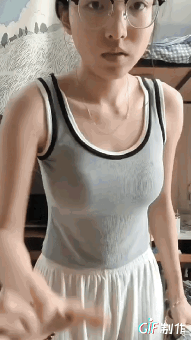 女大学生在宿舍穿上旗袍的样子真是婀娜多姿，美丽俏佳人。