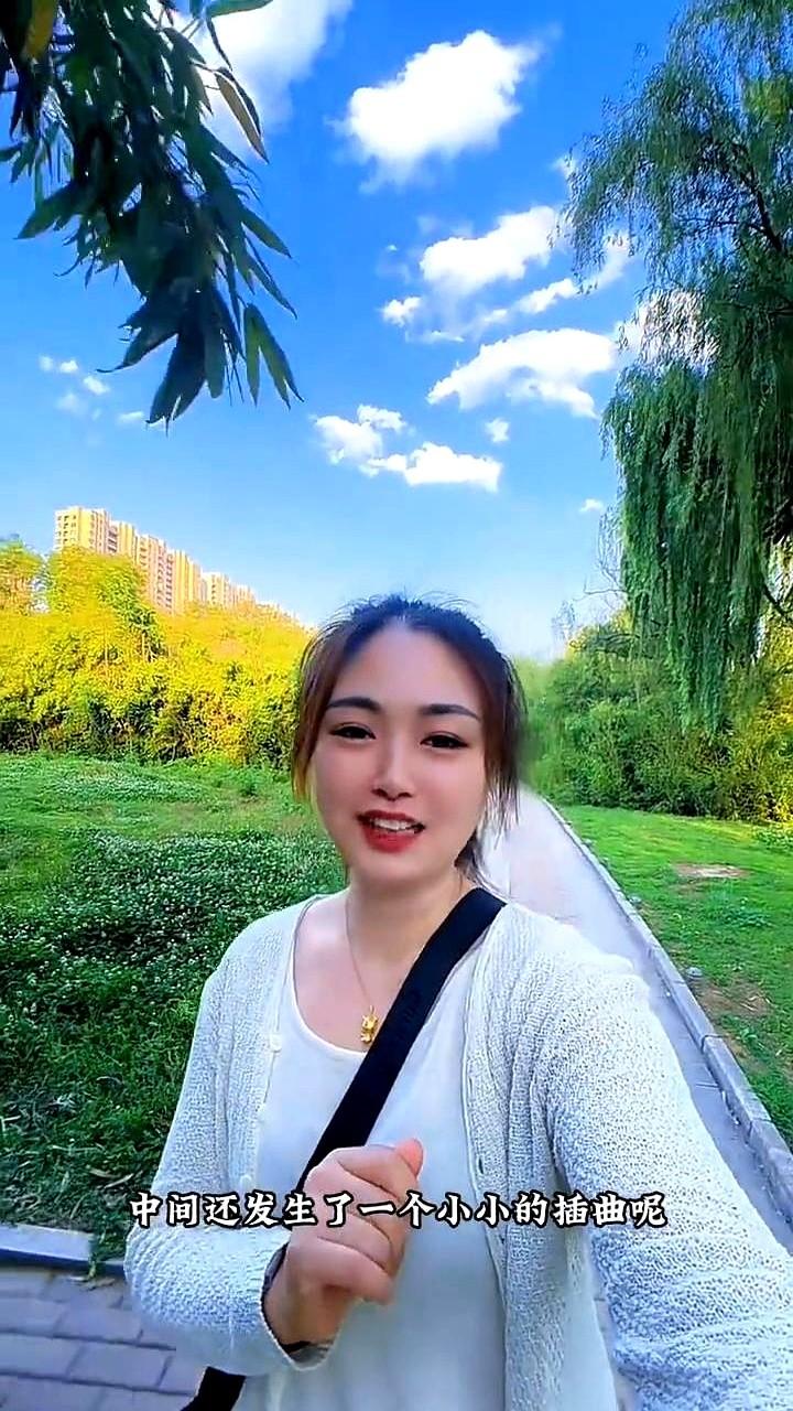 董艳颖脚上那双鞋，彻底火了。

她去友望总部拍个溯源，本来没啥大事，结果跟李江文