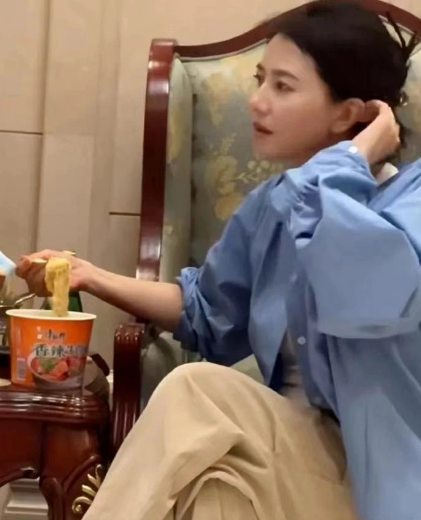 女神高圆圆吃泡面，发现被偷拍表情亮了，“老奶奶”装扮也显时髦 ​​​