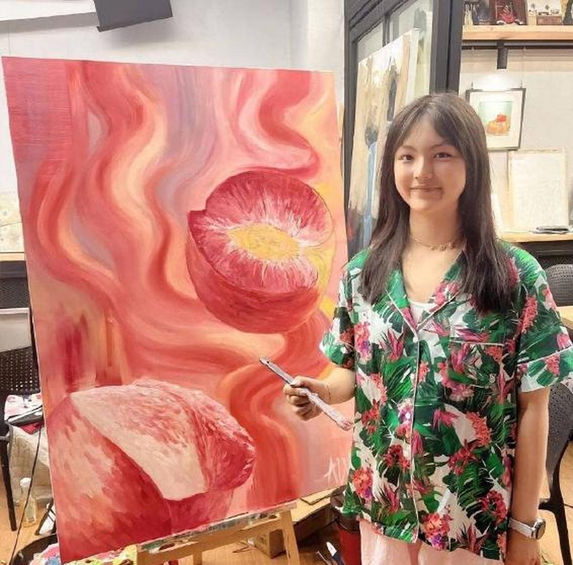 王诗龄一幅桃子油画进卢浮宫巡展，拍出 145 万的高价。第二天就被人扒出来了，卢