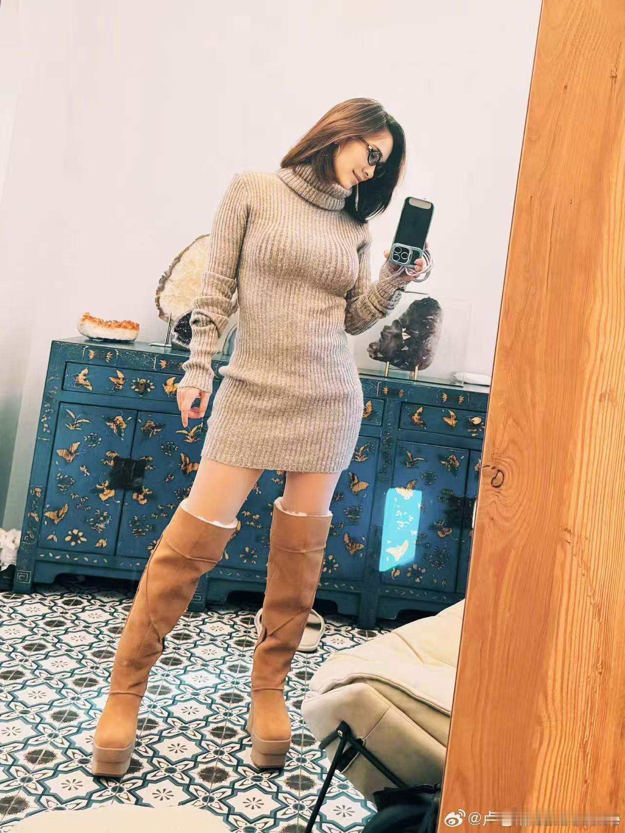 分享二胎产后照片咯！画面中的她气色超棒，面色红润有光泽，头发柔顺地披在肩头，举手