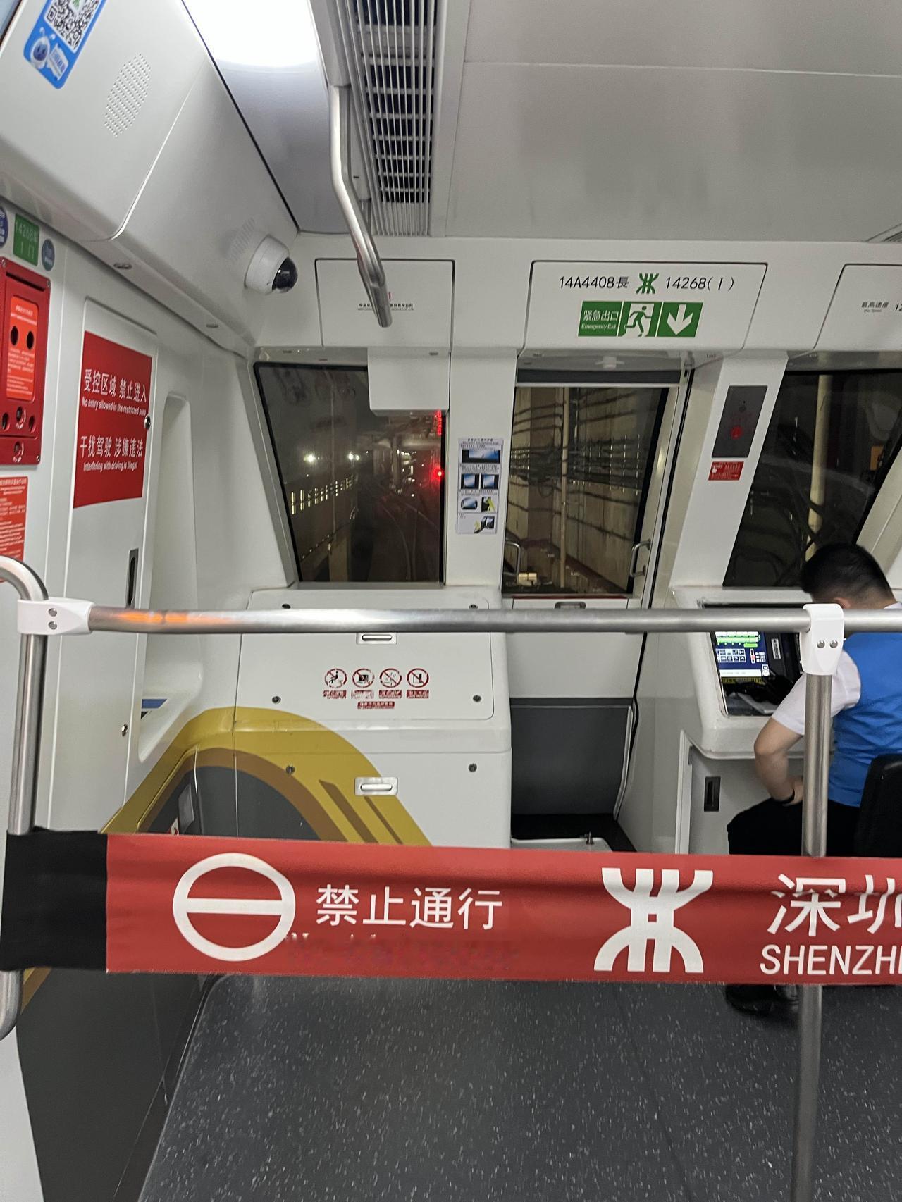 五一假期到外面走走，感觉深圳的地铁都成了一道美丽的风景线，很多家长都带着小孩专门