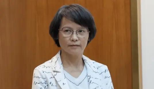 中国台湾省资深媒体人、主持人尹乃菁用食指指着台北第一女子高级中学语文老师区桂芝问