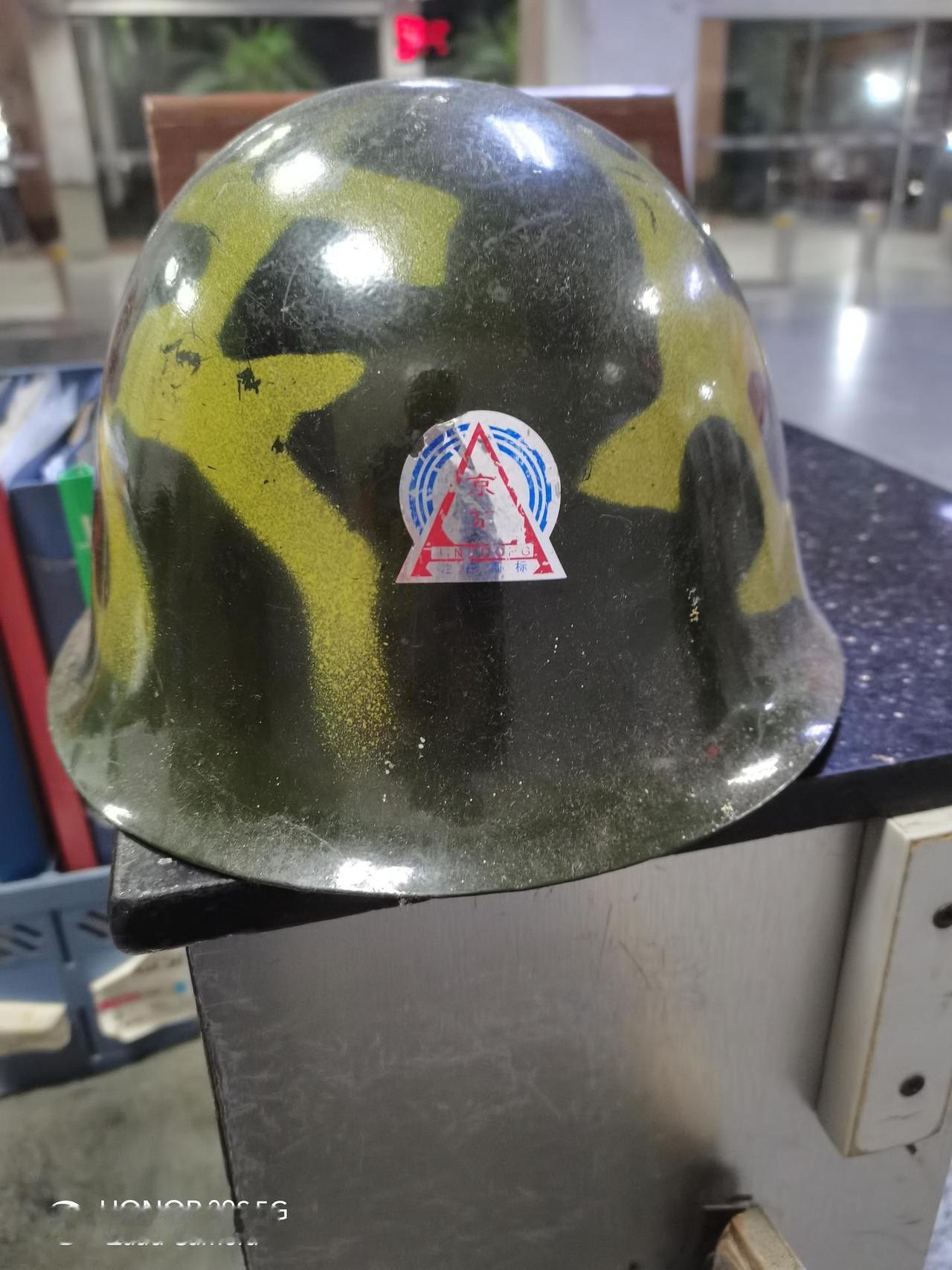 保安的头盔能替代摩托车/电动车头盔吗？
我们单位准备淘汰一批旧的保安头盔，我见它