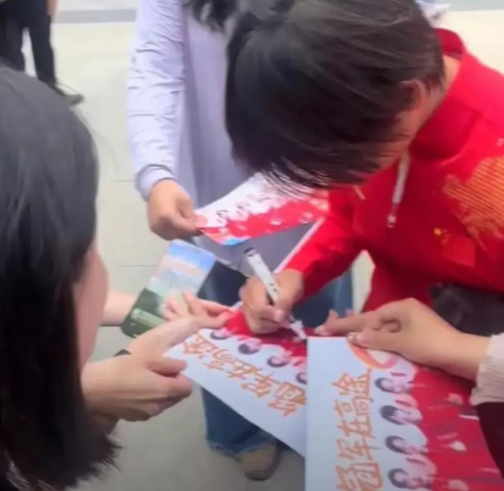 高途员工询问全红婵可以签名吗，婵宝：我可以。平易近人接地气，这就是大众喜欢全红婵
