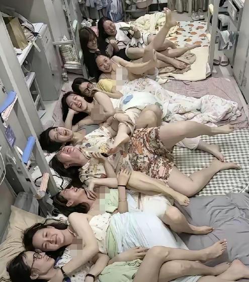 高温天里，高校宿舍一幕让不少网友直呼开眼：两间女生宿舍的姑娘们凑到同一间房，地上