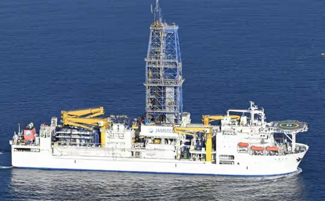 朝日新闻：“高市早苗说：‘日本今后不再担忧稀土问题’。
这是把日本人当猴耍。
