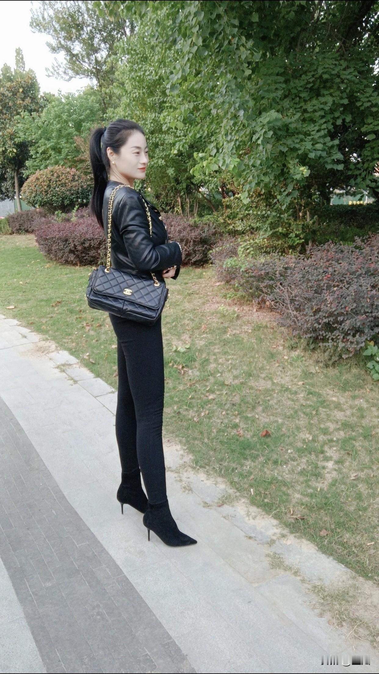 女生怎么穿搭会看上去很优雅选基础色的服装，像黑白灰，容易搭配且显气质。