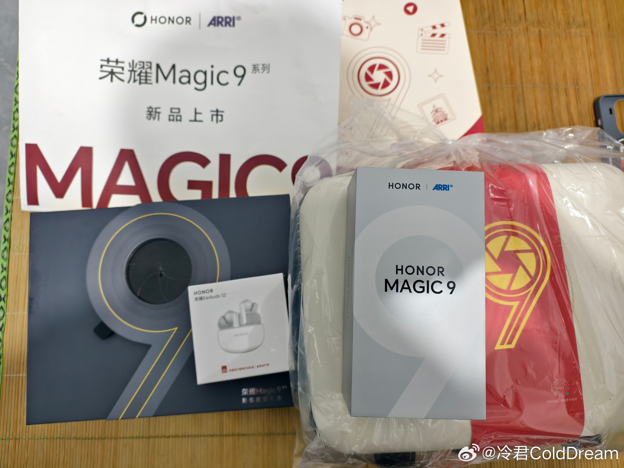 在酷安刷到荣耀 Magic9 的开箱了，这黄色好好看啊…而且他的配件特别有诚意…