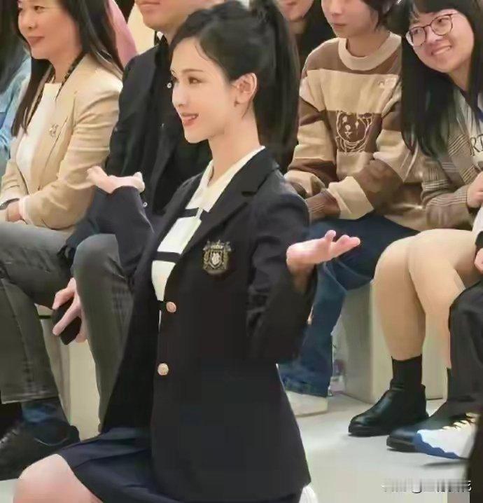 能把校服穿出这么高级感，只有陈都灵了，这应该是天花板了吧！ 