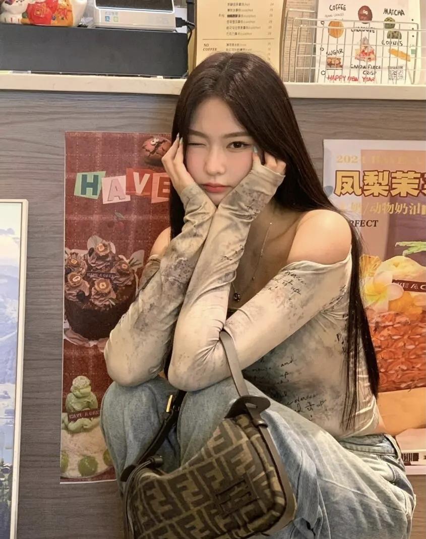 在复古调调的小店角落，扎染上衣配牛仔的慵懒感拉满，偷闲时刻就该这样随性摆拍，让氛