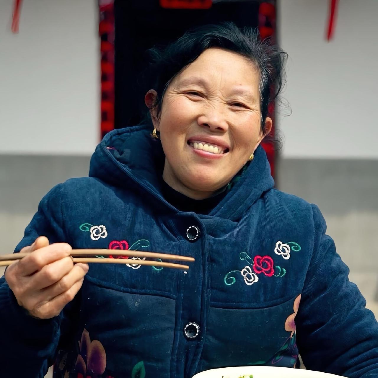 [微风]安徽省“第一网红”潘姥姥，抖音粉丝3400余万，本名潘启翠，1964年生