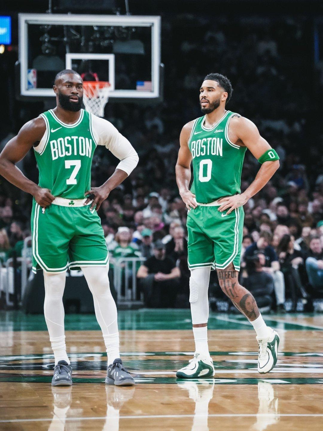 谈到队友杰伦时，塔图姆说：“我们在攻防两端都能互相配合，赢得了许多篮球比赛，赢得