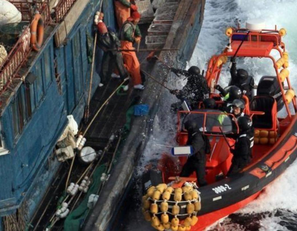 5月9号黄海海域直接闹出大事！韩国海警在白翎岛附近蛮横扣下两艘中国渔船，期间一名