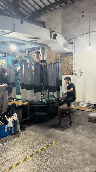 这是一家专门生产女性丝袜的针织品工厂。
在工厂里干活的工人竟然绝大部分都是男工？