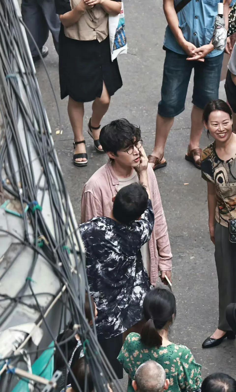 胡歌走走停停路透来了，看着像落魄的书生，不仔细看真的认不出了，而且还有点胡茬子[