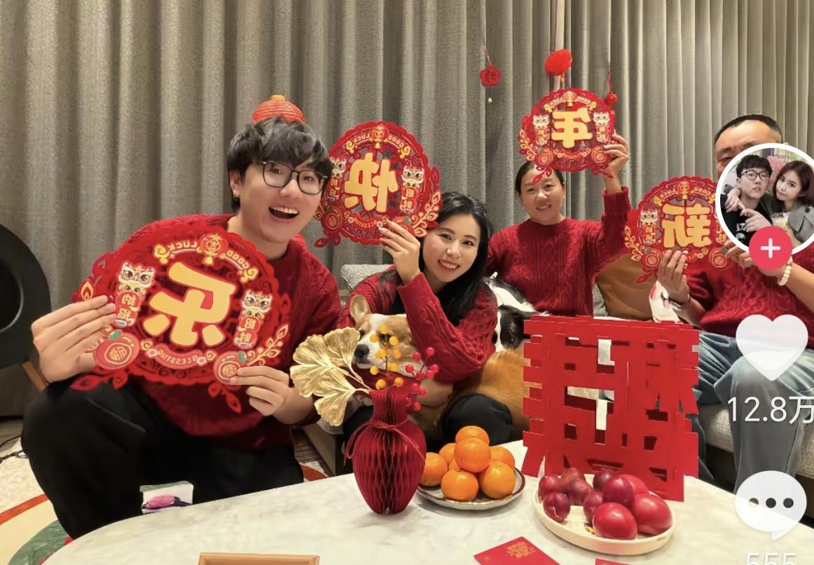 努力对小狗好。
过年不去奔赴远方，就是陪小狗过年。
小狗就是我们的孩子。
这年轻