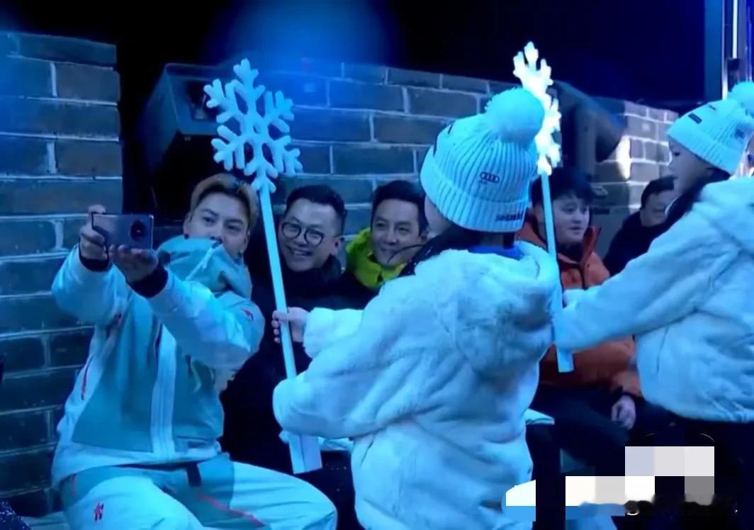 陈伟霆吴彦祖夜爬长城！
网友发话：要是我爬长城的时候由他们两个带队，这个长城高低