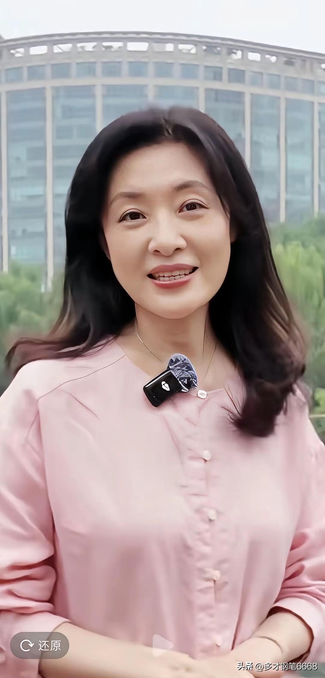 一点也不敢相信自己的眼睛，照片中的这一位女主持竟然有58岁了 ，她脸上的皮肤好光