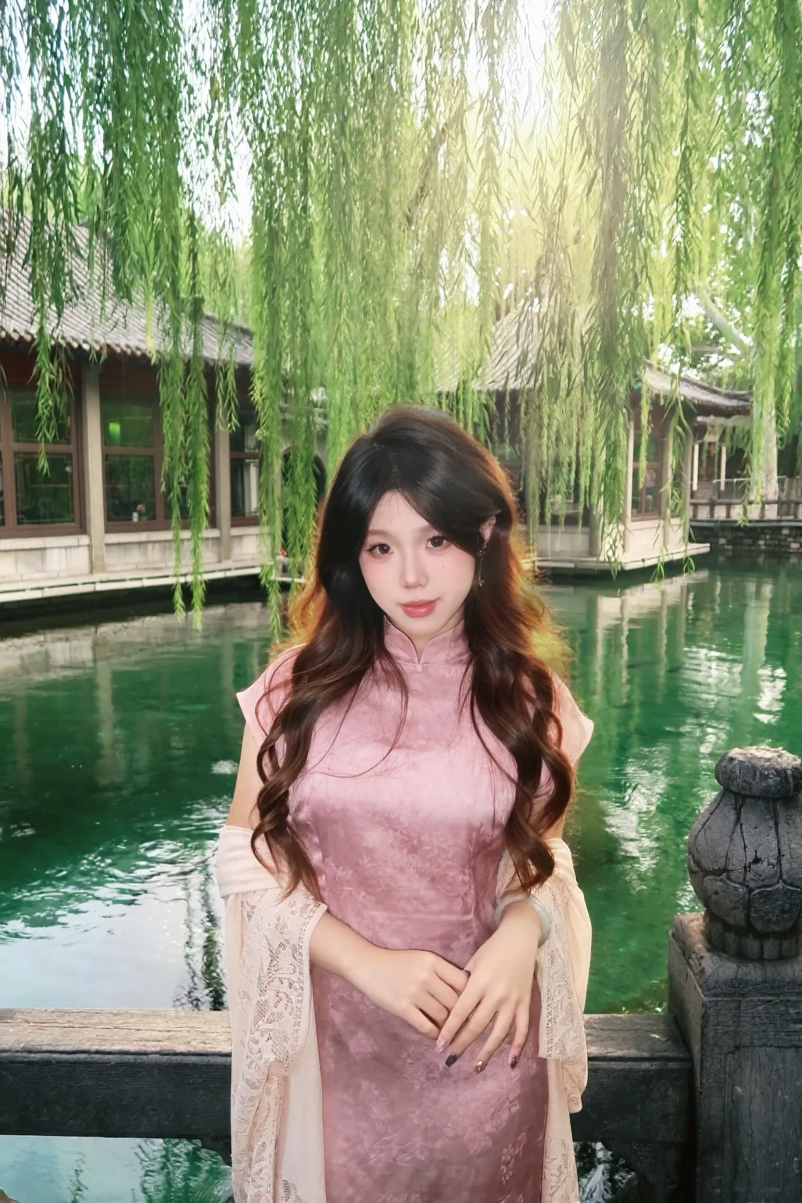 满园春色美如霞。