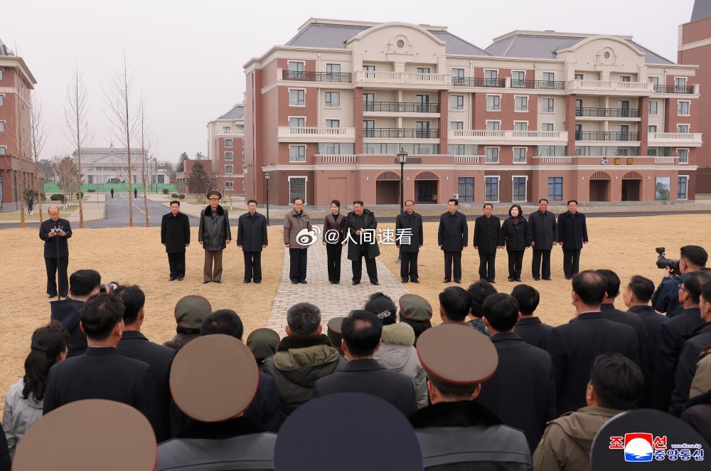 金正恩和女儿植树 金正恩和女儿在植树节到来之际亲临新星大街栽树 