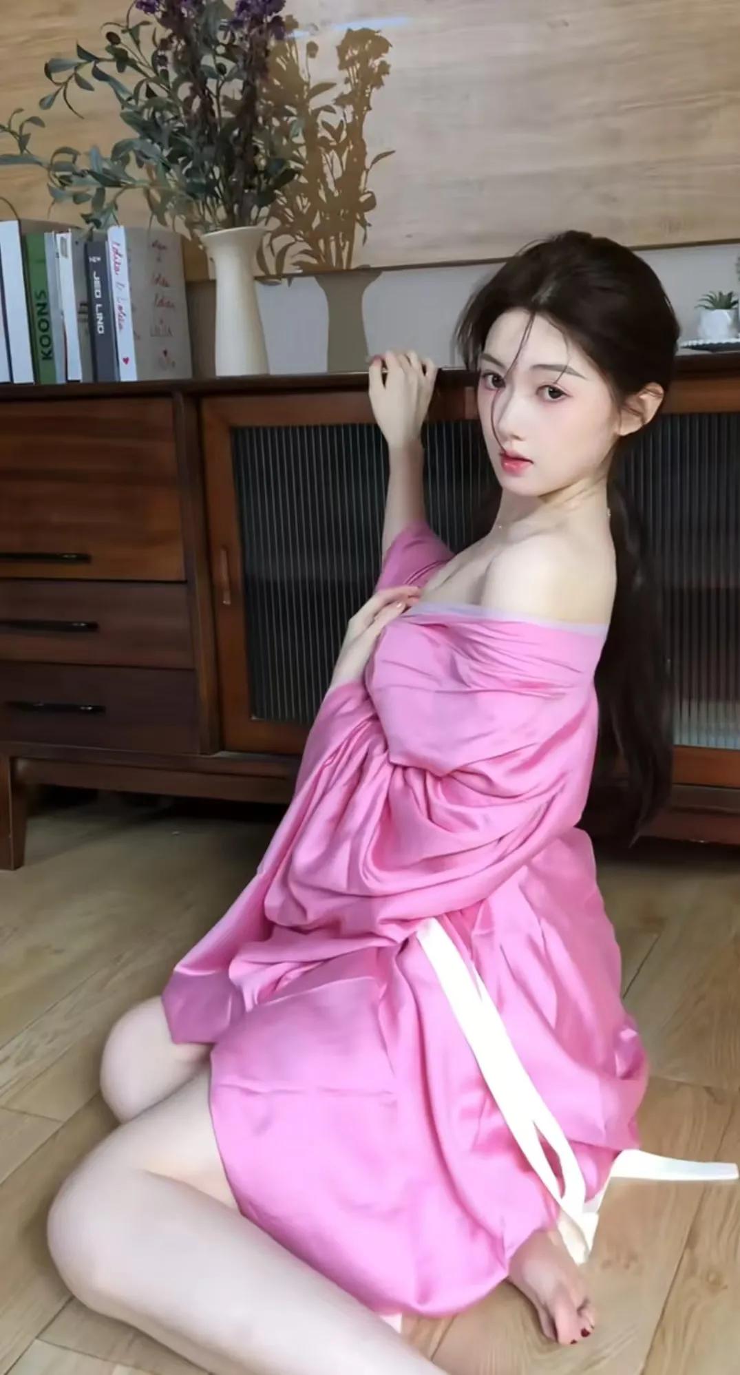 她不是惊艳，而是让人移不开眼的那种绝色。
第一眼像清风拂过心尖，第二眼像光落在水