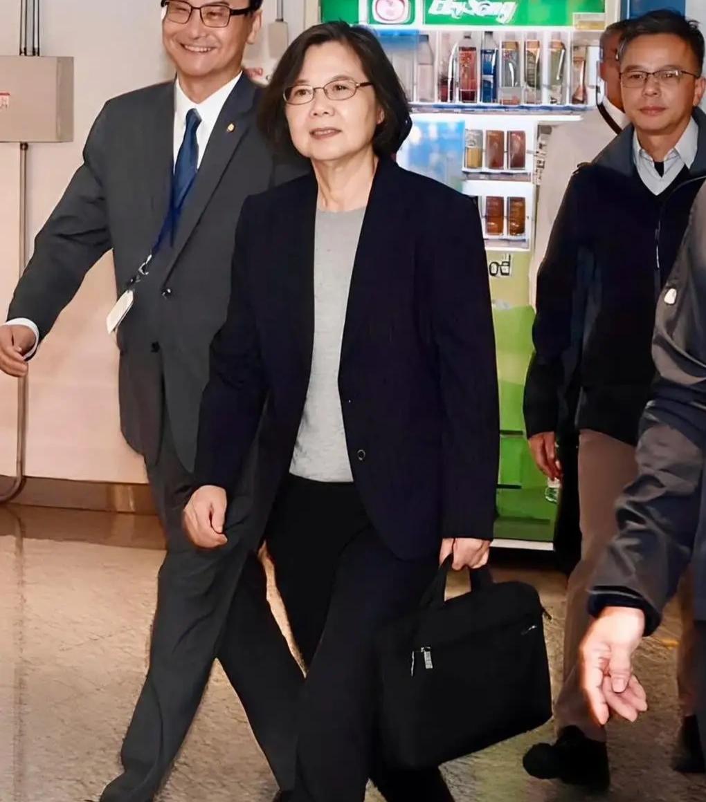 应该审判蔡英文和萧美琴，判她们有罪，然后，直接打下她们的飞机！不要让她俩满世界飞