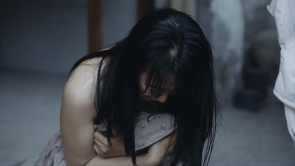 重器为抢生意当众扒女子衣服 看着施暴者把别人的痛苦当作自己的战利品，那种深入骨髓