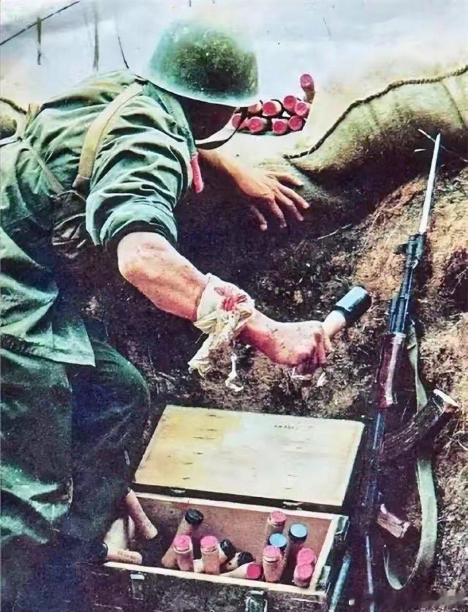 1984年，老山22岁战士陈洪远，迷路之后闯进一个山洞，他摸着黑走进去，发现里面