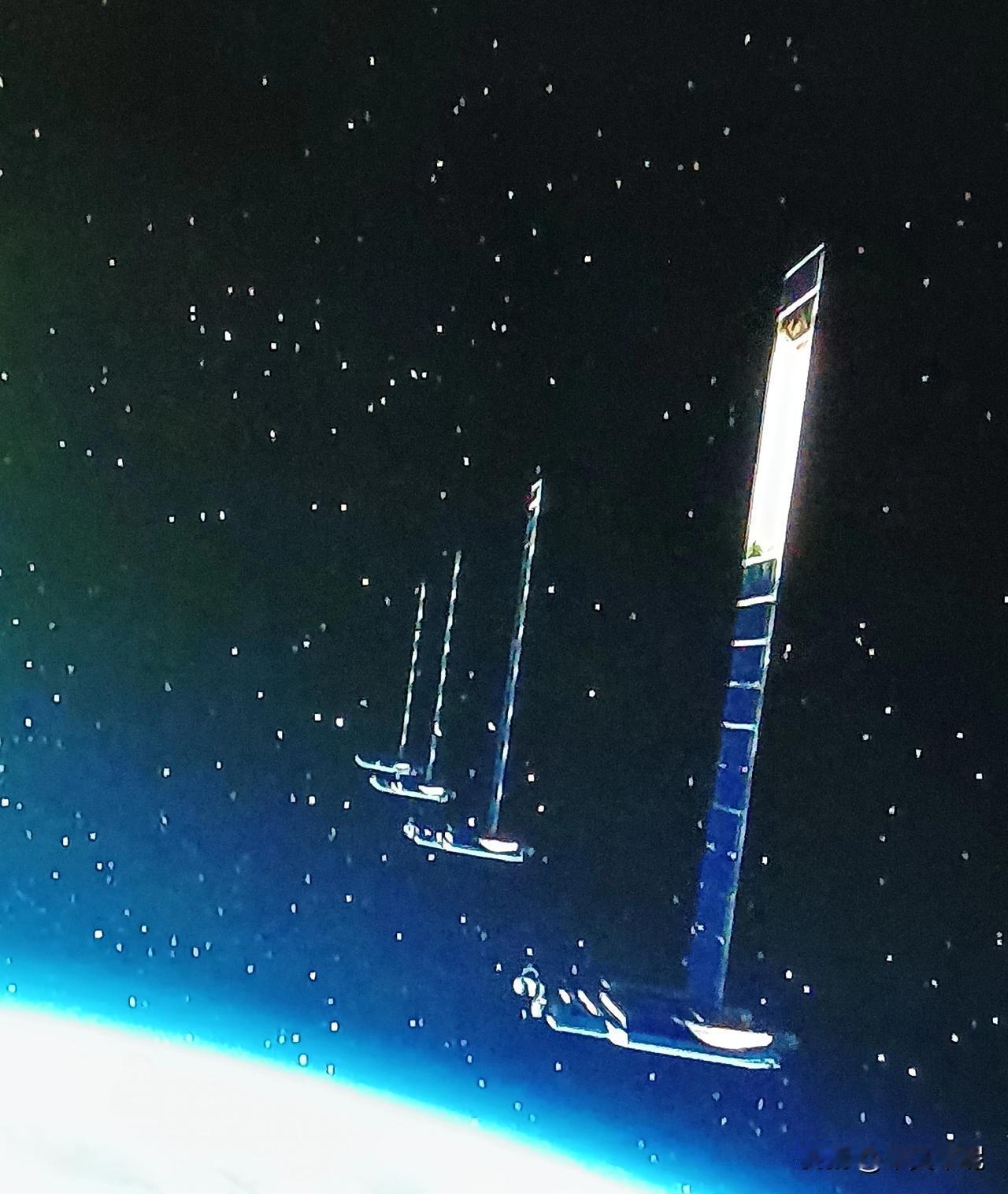 千帆星座

阳光倾泻而下，如无形的竖琴之弦。太空舰队缓缓展开帆板，那是一片片银色