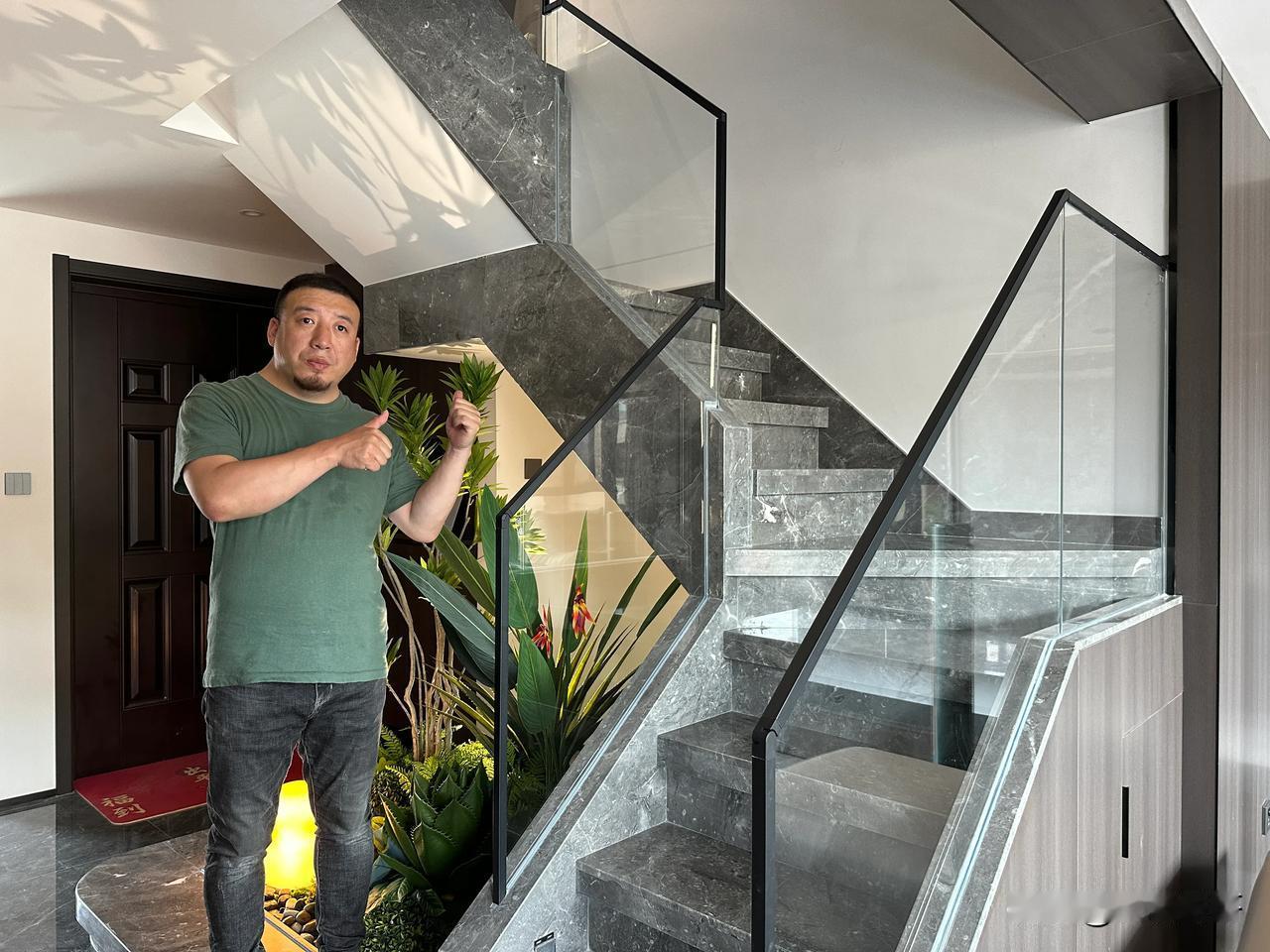 买房和装修挺矛盾的，房子买贵了，装修的钱就拮据了；如果房子买的相因，好好装一下，