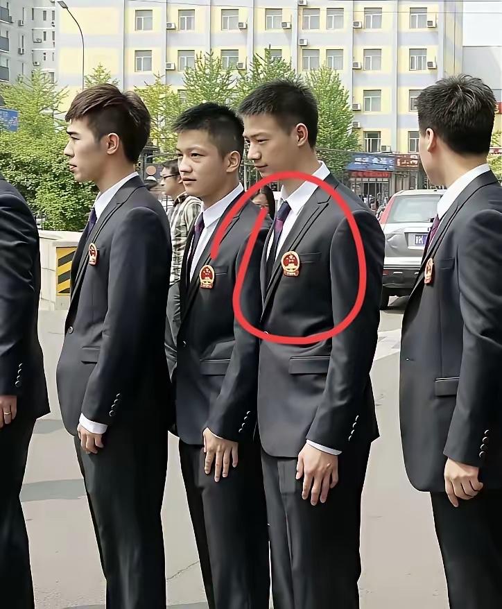 这是什么单位，胸前为什么挂国徽