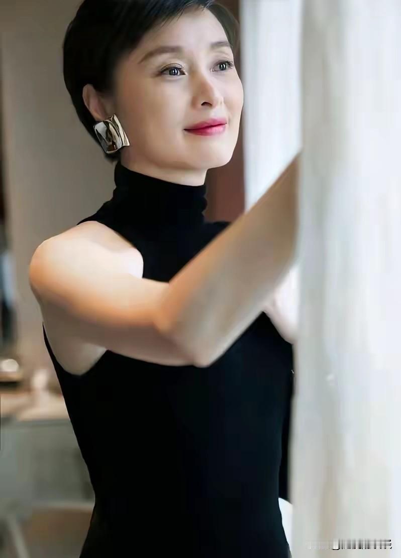 吴越是真孝还是假孝？
     选择不结婚守在父母跟前，服侍父亲吃药，买菜，做饭